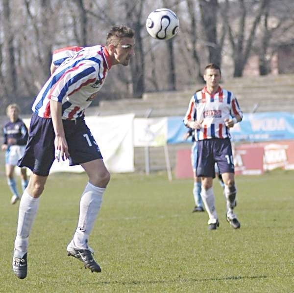 Lewy obrońca Odry Krzysztof Janicki najlepiej zna drużynę ŁKS-u Łomża. Występował w niej na II-ligowych boiskach w rundzie jesiennej.