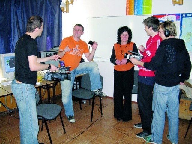 Uczestnicy warsztatów filmowych zorganizowanych przez sokólski DKF "Fantom".  W środku prezes Krystyna Kostera.