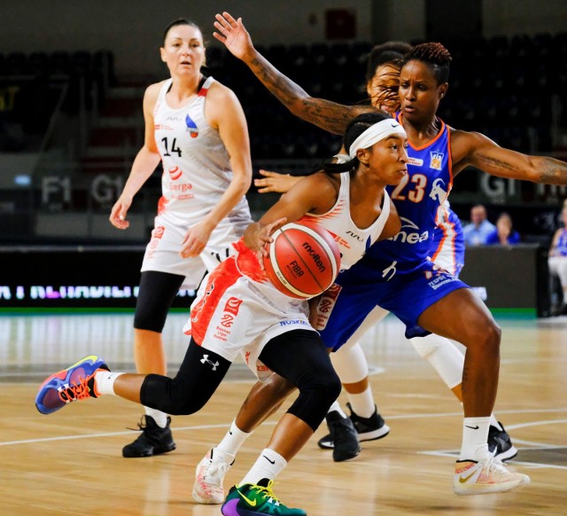 Tiffany Brown (z prawej) poprowadziła poznanianki do czwartej wygranej w tym sezonie w Basket Lidze Kobiet