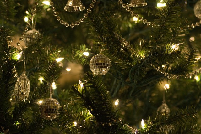 Zielona choinka ze złotymi dekoracjamiUbieranie choinki: świąteczne trendy 2011