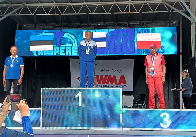 Czesław Roszczak (z prawej) podczas ceremonii wręczenia medali dla najlepszych zawodników w konkurencji trójskoku