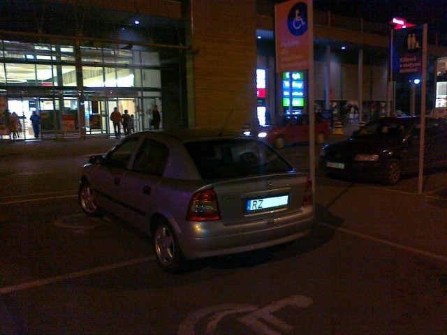 Parking przed Tesco w Rzeszowie.