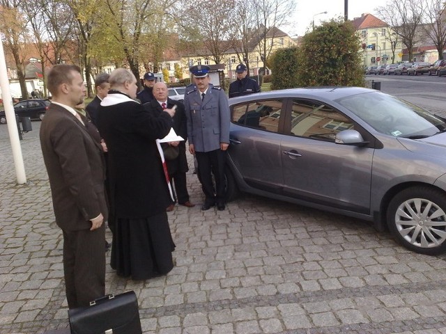 Samochód poświęcił ks. Marek Walczak, dziekan dekanatu pszczewskiego i jednocześnie proboszcz parafii pw. Św Jana Chrzciciela w Międzyrzeczu