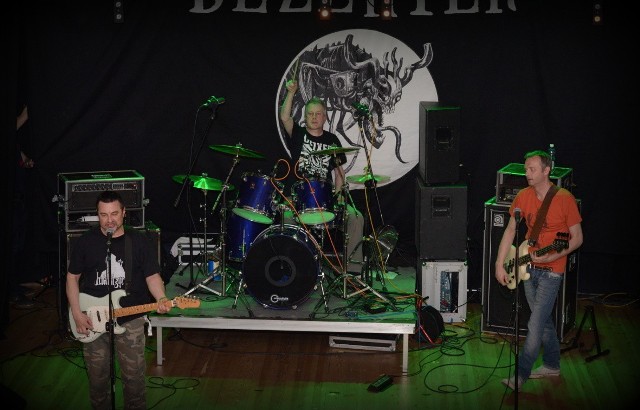 Legendarna grupa Dezerter zagrała koncert w Kozienickim Domu Kultury. Na występie zespołu spotkały się pokolenia fanów.