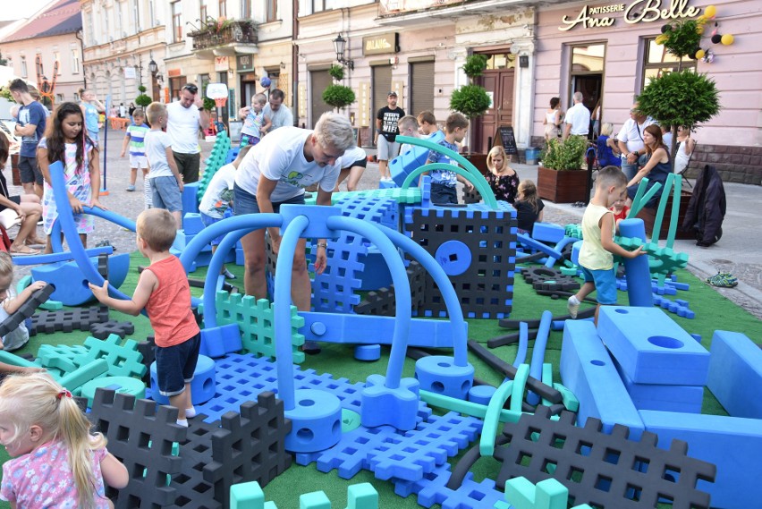 Tarnów. Zabawa gigantycznymi klockami na Placu Kazimierza robi furorę [ZDJĘCIA]