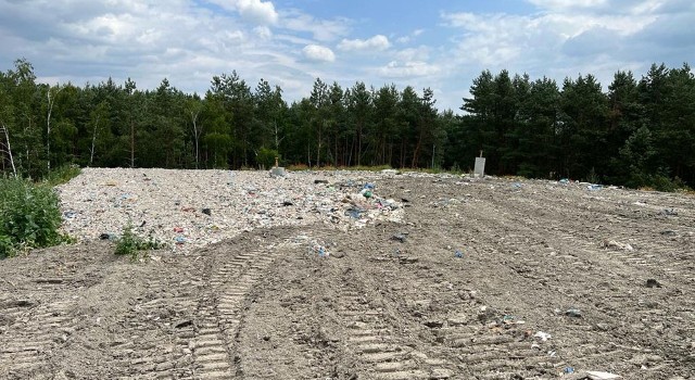 Śmieci na dawnym składowisku odpadów w Woli Soleckiej Wólce są przysypywane warstwą glebotwórczą. 
