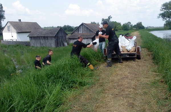 Strażacy z Drawska Pomorskiego pomagają powodzianom w miejscowościach Wola Pawłowska-Lipsko.