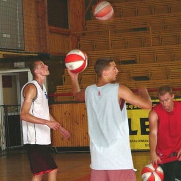 W pierwszym po wakacjach treningu "Stalówki&#8221; uczestniczyli między innymi, od lewej: Maciej Klima, Jakub Gabiński, Karol Szpyrka.