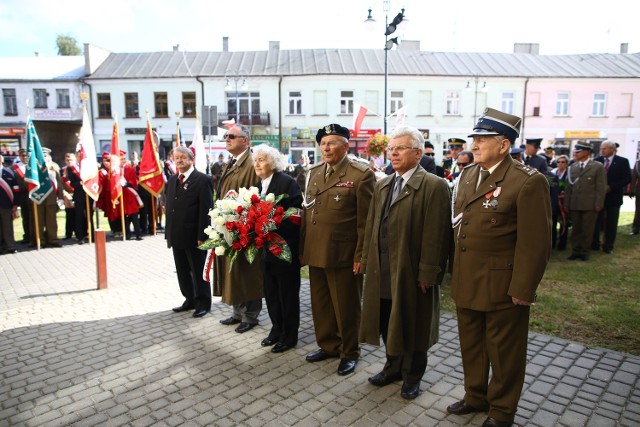 Kombatanci złożyli kwiaty pod tablicą upamiętniającą rozbicie więzienia Urzędu Bezpieczeństwa w Radomiu we wrześniu 1945 roku.