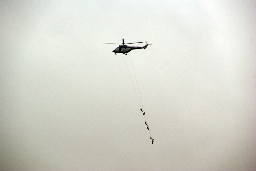 Helikopter latający od wczoraj nad centrum Rzeszowa wzbudza...