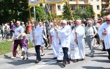 Boże Ciało w parafii świętego Stanisława Biskupa Męczennika w Kielcach. Bardzo dużo osób na procesji eucharystycznej po osiedlu