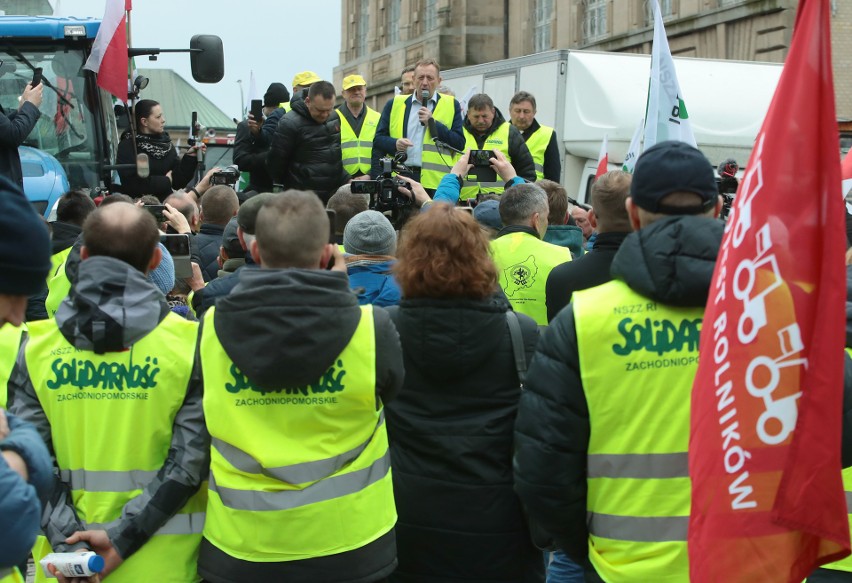 Minister rolnictwa w Szczecinie. Protestujący rolnicy żądają natychmiastowego wstrzymania napływu zbóż na granicy [ZDJĘCIA]