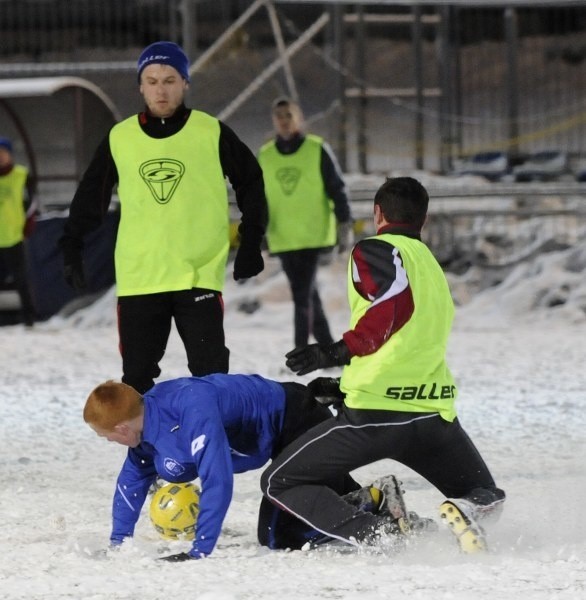 Na zaśnieżonym boisku zawodnicy obydwu drużyn mieli problemy z opanowaniem piłki. 