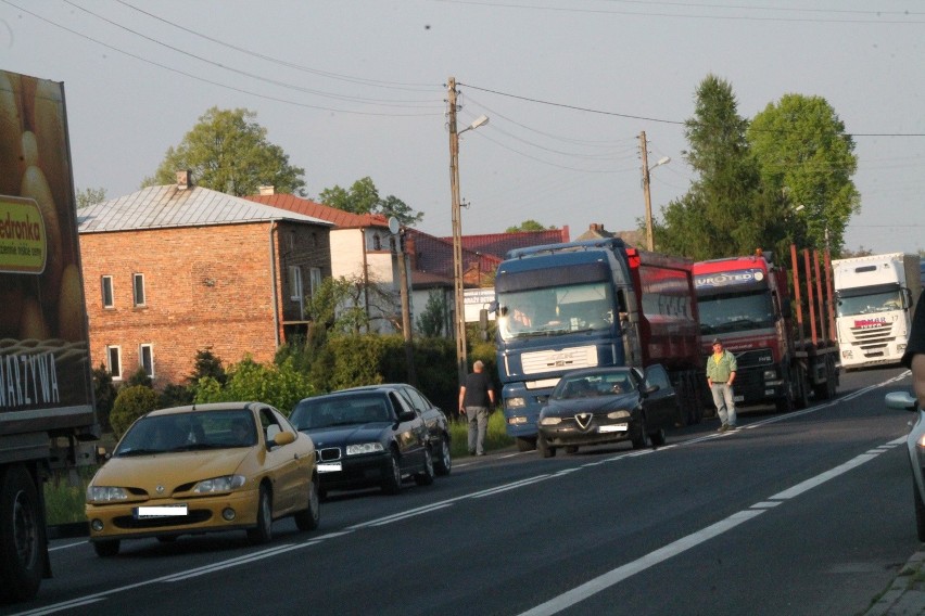 Wypadek w Porębie. Trzy osoby trafiły do szpitala [ZDJĘCIA]