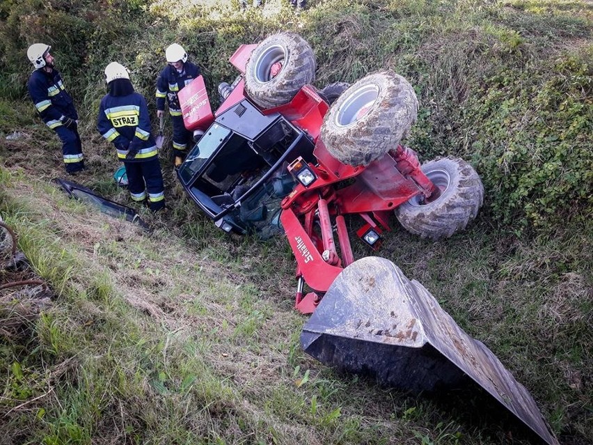 Tęgoborze - DK 75. Samobieżna ładowarka wywrócona w przydrożnym rowie