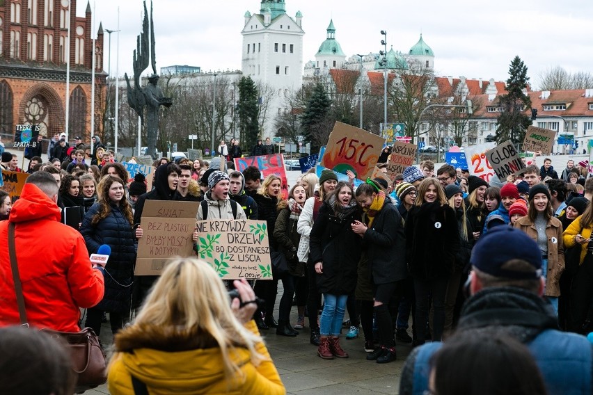 Strajk młodzieży dla klimatu w Szczecinie. Zrezygnowali z lekcji by uświadamiać polityków [ZDJĘCIA, WIDEO]