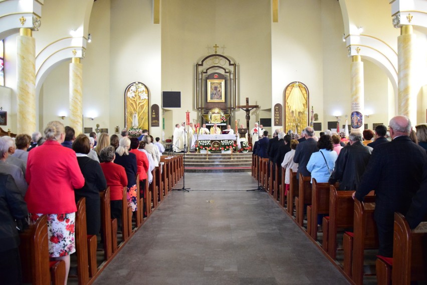 Święto Konstytucji 3 maja i uroczystości odpustowe w kościele Matki Bożej Królowej Polski w Nowej Dębie. Biskup poświęcił nowe organy