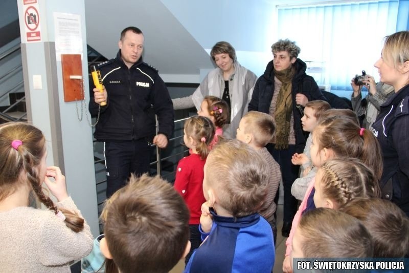 Przedszkolaki z Czajkowa odwiedziły komendę policji w Staszowie (ZDJĘCIA)