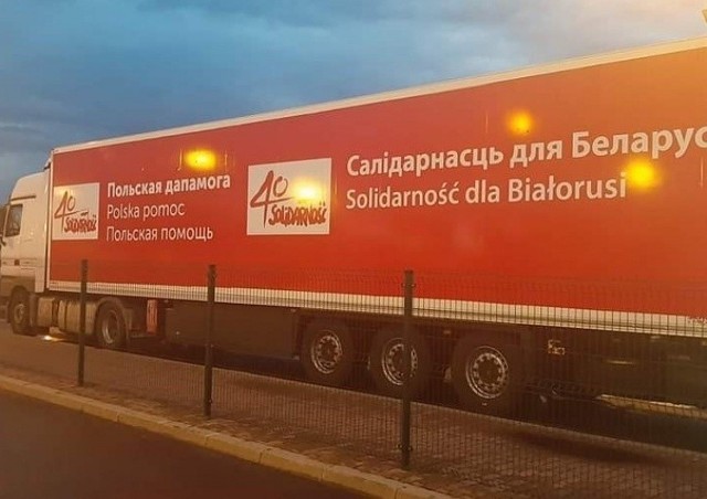 Tir z darami dla strajkujących Białorusinów przekroczył granicę Polski. Teraz o wpuszczeniu ciężarówki na teren Białorusi zadecydują tamtejsze służby.