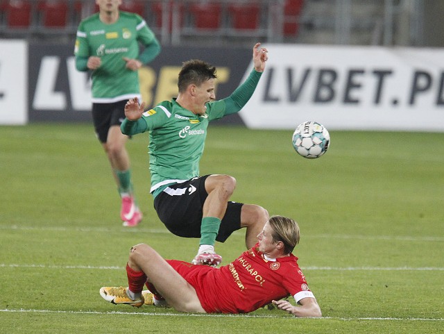 Bartłomiej Eizenchart z GKS Bełchatów wdeptał w ziemię Mateusza Michalskiego z Widzewa