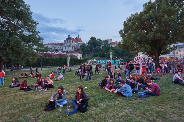 Festiwal Inne Brzmienia odbywa się na błoniach pod Zamkiem Lubelskim