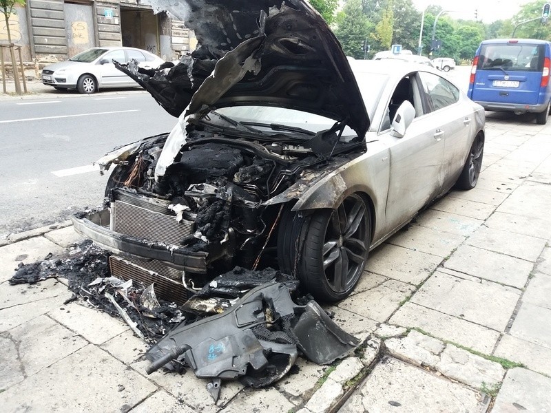Samochód spłonął na ul. Żeligowskiego. Ogień doszczętnie zniszczył sportowe audi a7 
