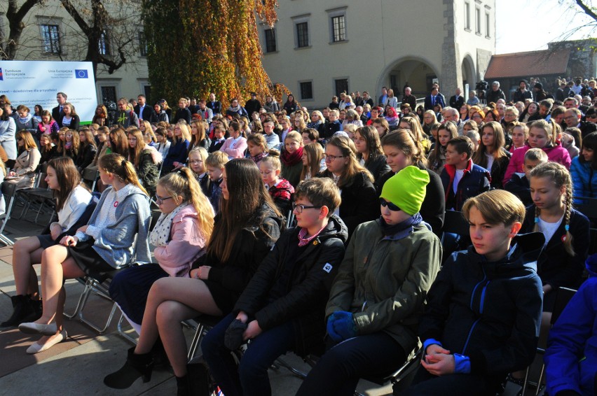 Na Wawelu zakopano kapsułę czasu. Trafiły do niej listy setki dzieci