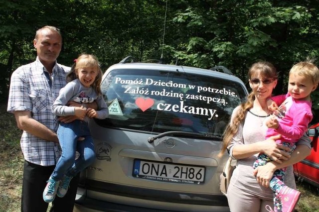 Anna i Piotr Hurylscy od blisko 10 lat są rodziną zastępczą i wszystkich do tego zachęcają.