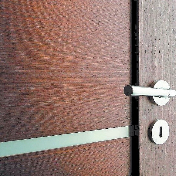 Drzwi wykonane z płyty stanowią tańszą alternatywę dla tradycyjnych drzwi drewnianych.