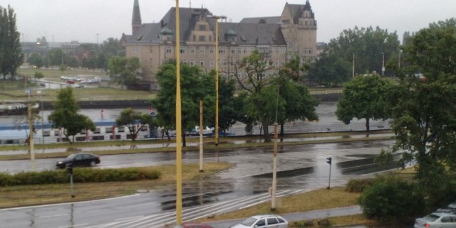 W Szczecinie od rana leje deszcz.