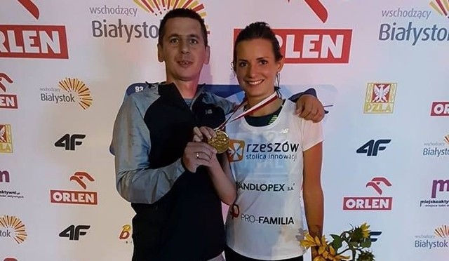 Matylda Kowal wraz z mężem po zdobyciu złotego medalu na 3000 m z przeszkodami w Białymstoku.