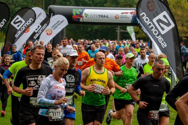 W sobotę (28 września) w Myślęcinku rozpoczęła się 8. edycja biegów przełajowych City Trail Bydgoszcz. Biegacze rywalizowali na dystansie pięciu kilometrów. Był to pierwszy z sześciu zaplanowanych biegów w sezonie 2019/20. Zobaczcie naszą fotorelację!