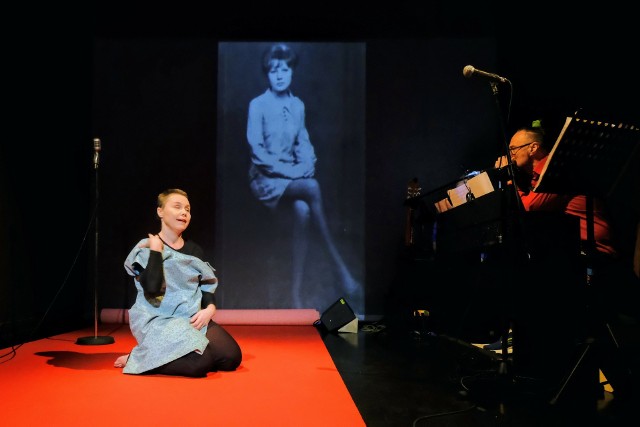 "Piosenki mojej mamy, czyli w domu bez zmian" to autorski spektakl Ewy Szumskiej, wieloletniej aktorki Teatru Polskiego, która postanowiła przedstawić losy bohaterki... którą jest ona sama.