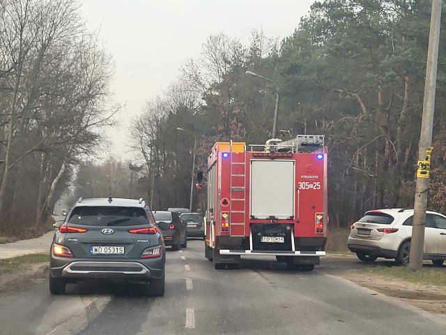 Na miejscu działają dwa zastępy straży pożarnejPrzejdź dalej -->