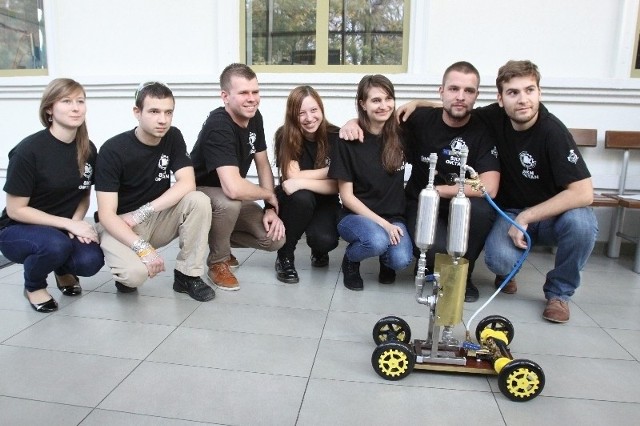 Studenci Koła Naukowego „Oktan” ze stworzonym przez siebie pojazdem. 