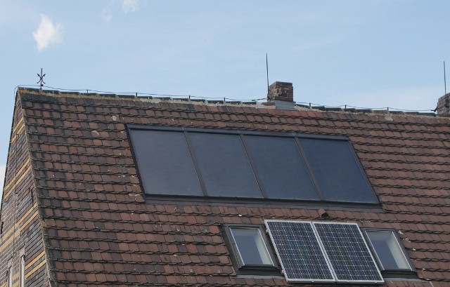 KolektoryInstalację kolektorów słonecznych można połączyć z panelami fotowoltaicznymi, czyniąc ją niezależną od zasilania z sieci.