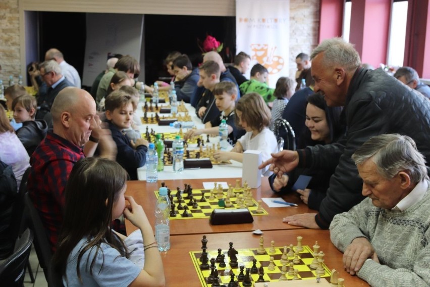 W Przysusze zagrali w szachy na turnieju i pomogli jednocześnie w zbiórce pieniędzy na rzecz uchodźców z Ukrainy