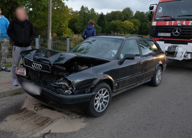 W środę na drodze wojewódzkiej nr 884 w Reczpolu w pow. przemyskim, doszło do dwóch zdarzeń drogowych. Jedna osoba została ranna.- Kierujący passatem, 69-letni mieszkaniec pow. przemyskiego z nieustalonych przyczyn zjechał na przeciwległy pas i zderzył się z kierującym seatem, 23-latkiem z pow. przemyskiego. Widząc zdarzenie, nadjeżdżający 51-letni kierowca audi zaczął awaryjnie hamować. W tył jego pojazdu uderzył 18-latek w audi, który nie zachował bezpiecznej odległości – powiedziała sierż. szt. Marta Fac z KMP w Przemyślu.Karetka pogotowia ratunkowego przetransportowała do szpitala 16-letnią pasażerkę sprawcy najechania. Nastolatka doznała urazu głowy.