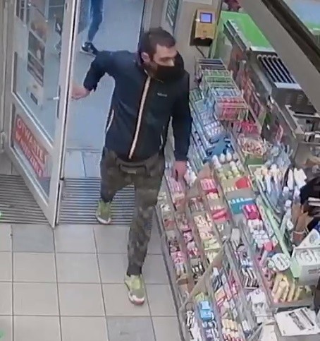Policja poszukuje mężczyzny, który za zakupy płacił skradzioną kartą bankomatową