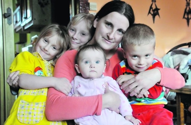 Patrycja Tatara z dziećmi: Roksaną, Kiną, Gracjanem i Nikolą.