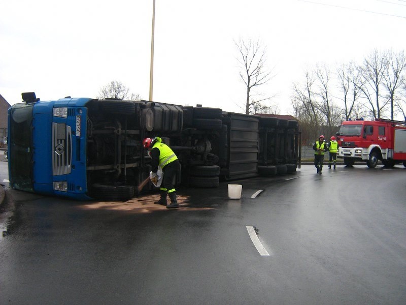 Wypadek tira w Świnoujściu...