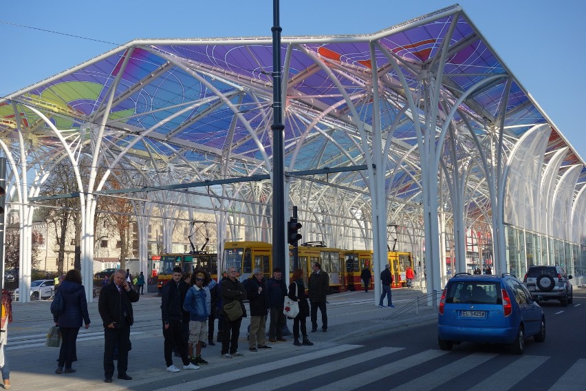 Wypadek na przystanku Piotrkowska Centrum. Piesza potknęła się o stalową linę. Trafiła do szpitala