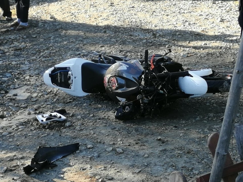 Podhale. Motocyklista zderzył się z samochodem w Nowym Bystrem [ZDJĘCIA]