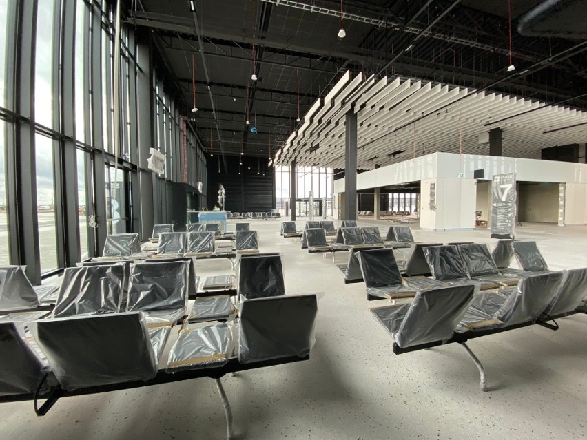 Budowa lotniska w Radomiu. Terminal już prawie gotowy, trwa montaż krzesełek. Kiedy pierwsze loty?