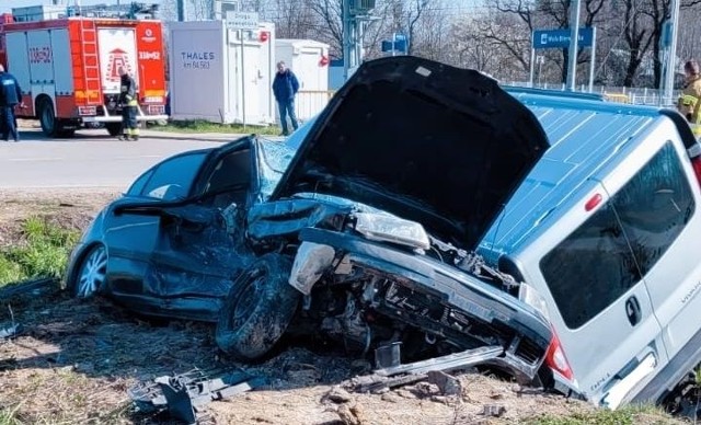 Po zderzeniu w Bierwieckiej Woli w gminie Jedlińsk samochody wypadły do rowu.