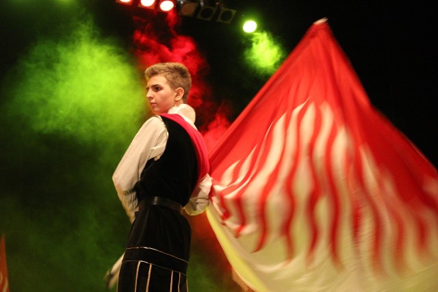 Na scenie przedstawiona została walka o władzę nad królestwem.