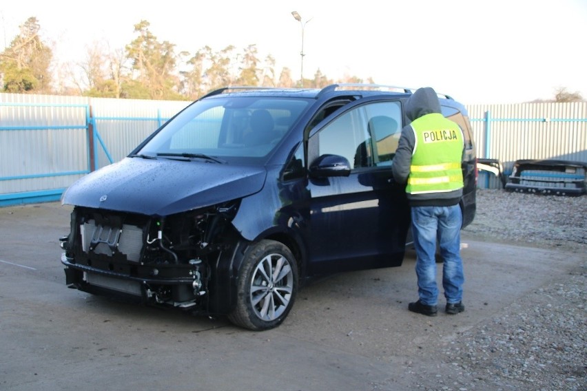 Szubińscy policjanci odzyskali samochód marki Mercedes warty...