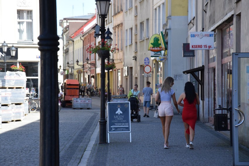 Trwa modernizacja kluczborskiego deptaka, czyli ciąg ulic;...