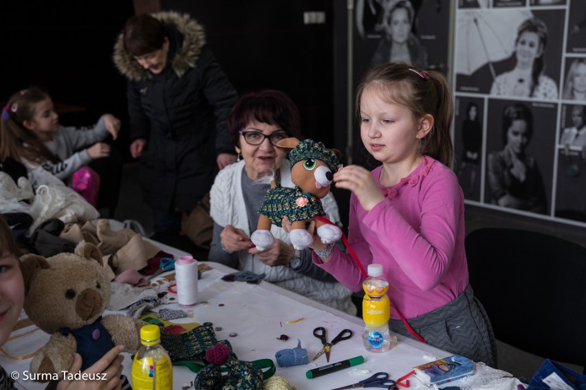 To już przedostatnie dni ferii w Stargardzkim Centrum Kultury. Ubranka z UTW, kartki z Bramą i biżuteria z UTW [ZDJĘCIA, WIDEO]