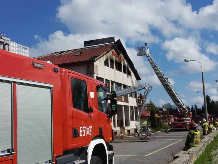 Pożar budynku byłego hotelu "Iguś" w Szydłowcu. W akcji kilkanaście zastępów straży. Zobacz zdjęcia z miejsca zdarzenia